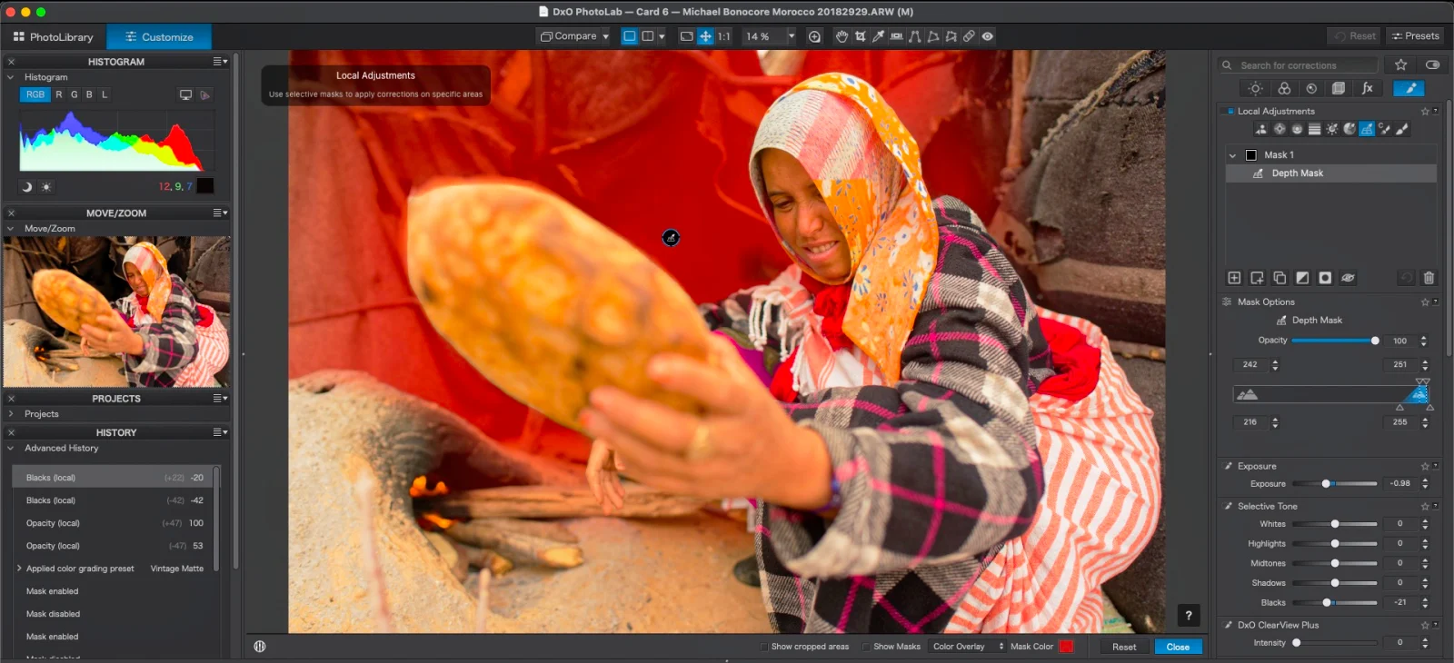 Екран комп'ютера відображає інтерфейс програми DxO PhotoLab із зображенням жінки, яка тримає коржик перед вогнем, з активною червоною маскою глибини.