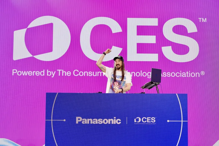 DJ Steve Aoki виступає на сцені Panasonic на CES 2025