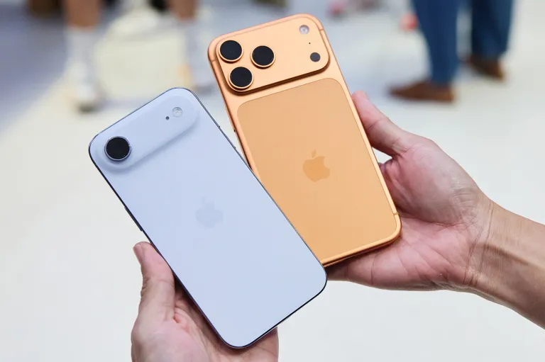 Руки тримають дві моделі iPhone 17.