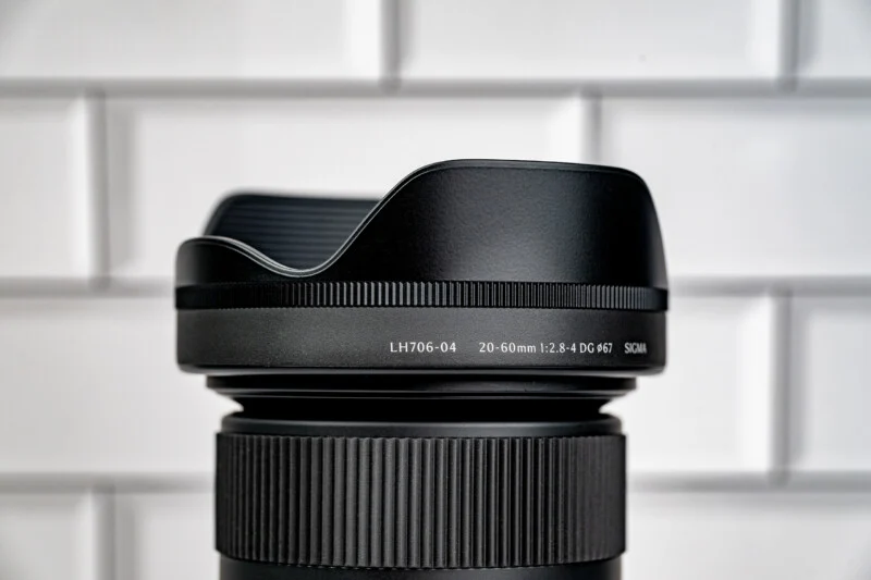 Макрофото бленди об'єктива з написом "LH706-04 20-60mm 1:2.8-4 DG ø67 SIGMA".