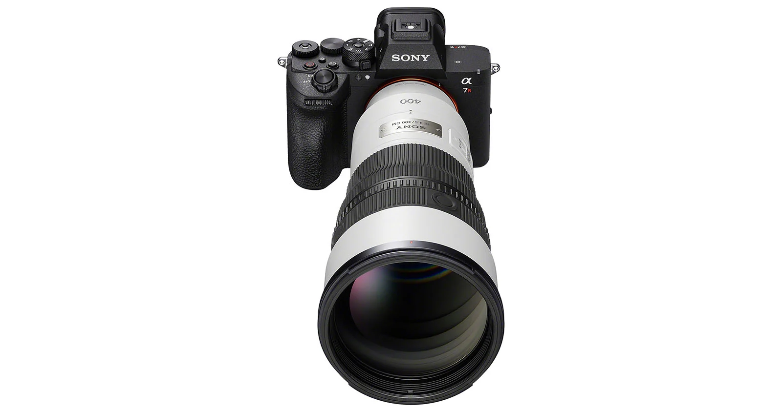 Камера Sony Alpha 7R V, приєднана до великого білого телеоб'єктива, вигляд зверху під високим кутом на білому тлі.