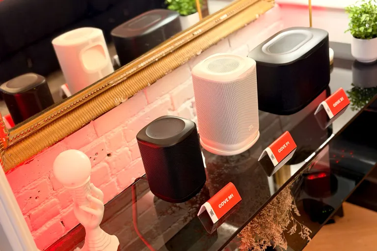 Wi-Fi колонки JBL Cove стоять на комоді.
