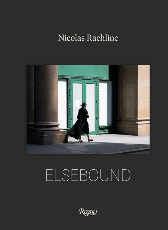 Обкладинка книги «Elsebound» Ніколя Рашліна містить фотографію людини в чорній сукні, яка проходить повз зелену вітрину, обрамлену великими кам'яними колонами.