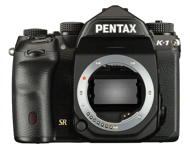 Фронтальний вигляд чорного корпусу цифрової дзеркальної камери Pentax K-1 з відсутнім об'єктивом, що демонструє сенсор та байонет.