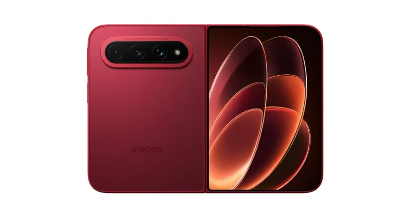 Червоний складаний смартфон Xiaomi показаний у розгорнутому вигляді, демонструючи ясеньі абстрактні шпалери на правому екрані та потрійний модуль камери на задній панелі зліва.