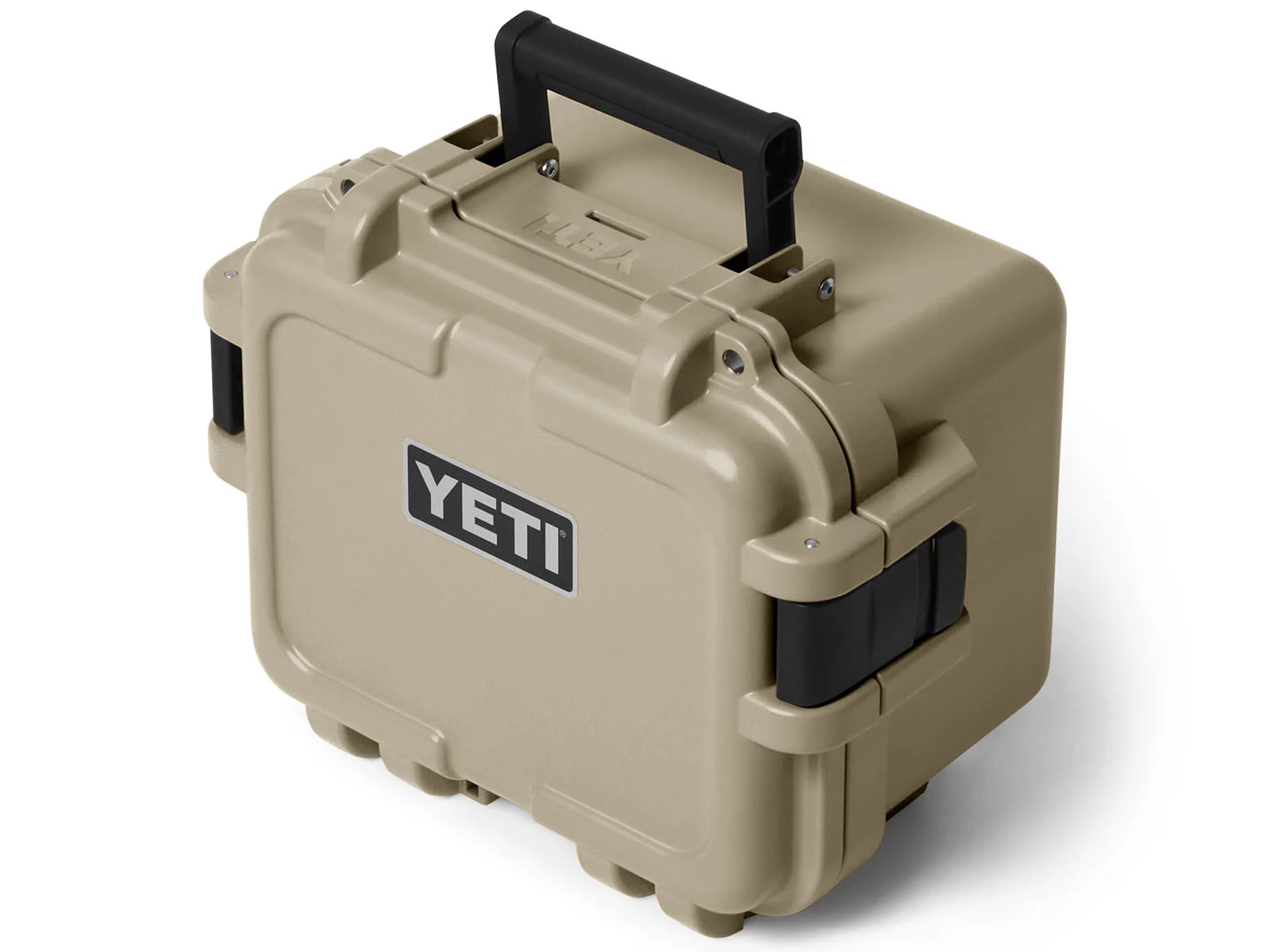 Бежевий прямокутний жорсткий кейс YETI з чорною ручкою та бічними засувками, вид зверху під кутом, на білому тлі.