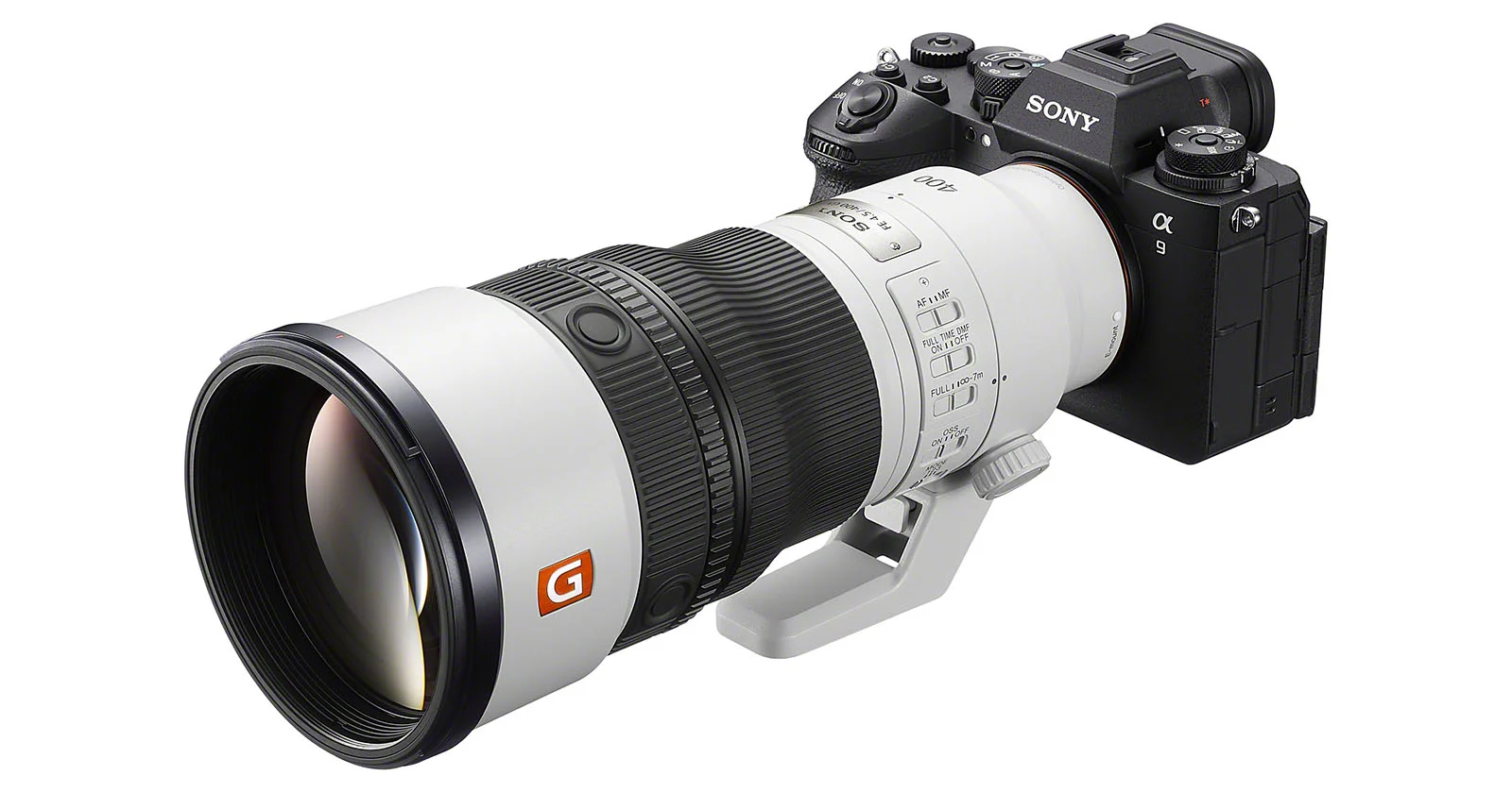 Бездзеркальна камера Sony Alpha 9, приєднана до великого білого телеоб'єктива Sony G Master, показана на білому тлі.
