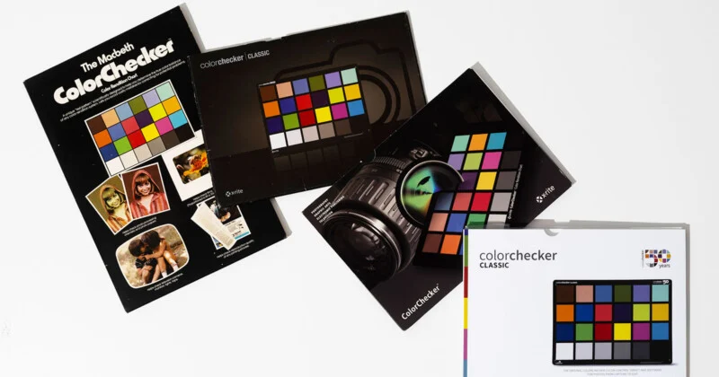 Чотири коробки Calibrite ColorChecker Classic розташовані на білій поверхні.