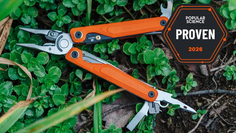Мультитул Leatherman Wave Alpha з розкритими інструментами в кущах