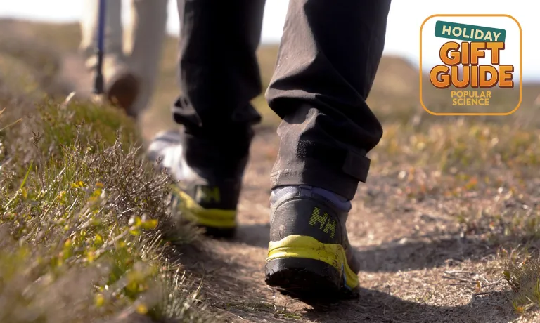 Водонепроникні черевики для хайкінгу Helly Hansen Cascade HELLY TECH середньої висоти на стежці Брувікнупа у фіордах на північний схід від Бергена, Норвегія.