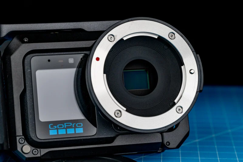 Крупний план камери GoPro, встановленої всередині захисного корпусу з великим круглим адаптером байонета об'єктива, приєднаним до передньої частини.