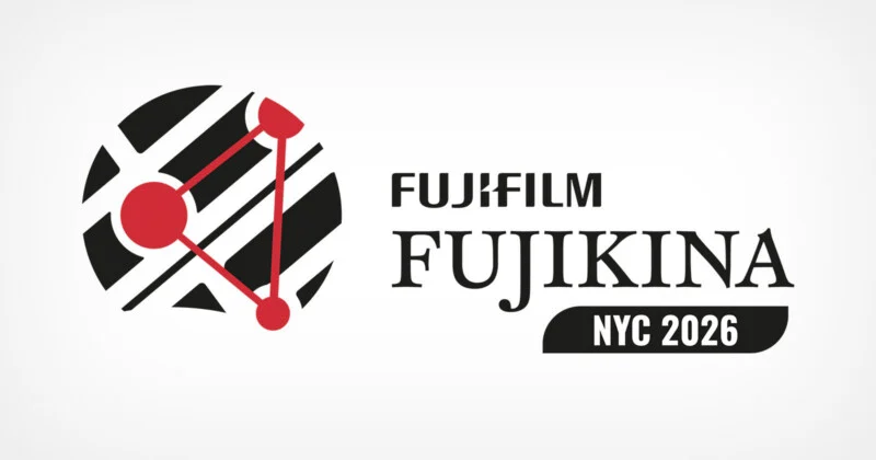 Логотип FUJIFILM FUJIKINA NYC 2026 із круговою графікою з чорних діагональних смуг, накладеною на червону трикутну мережу.