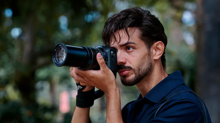 Беззеркальна камера Sony RX10 V з наближеним об'єктивом